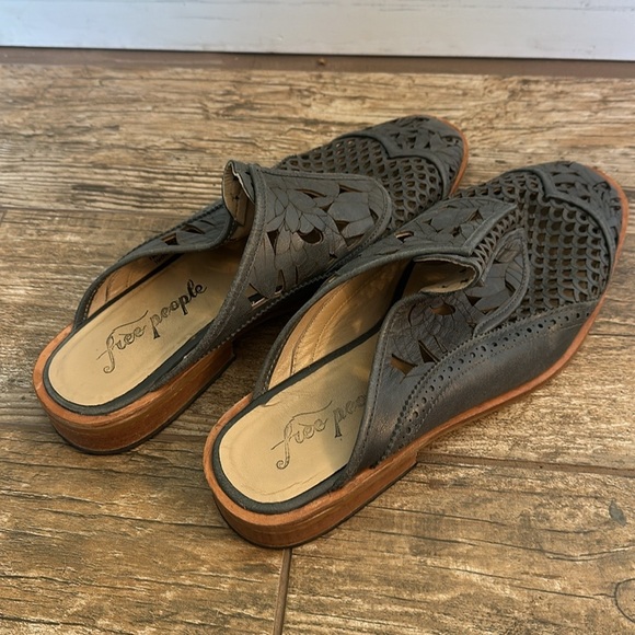 Free People Womens Size 41 Charcoal Leather Paramount Slip-On Laser Cut Mule - Picture 4 of 5